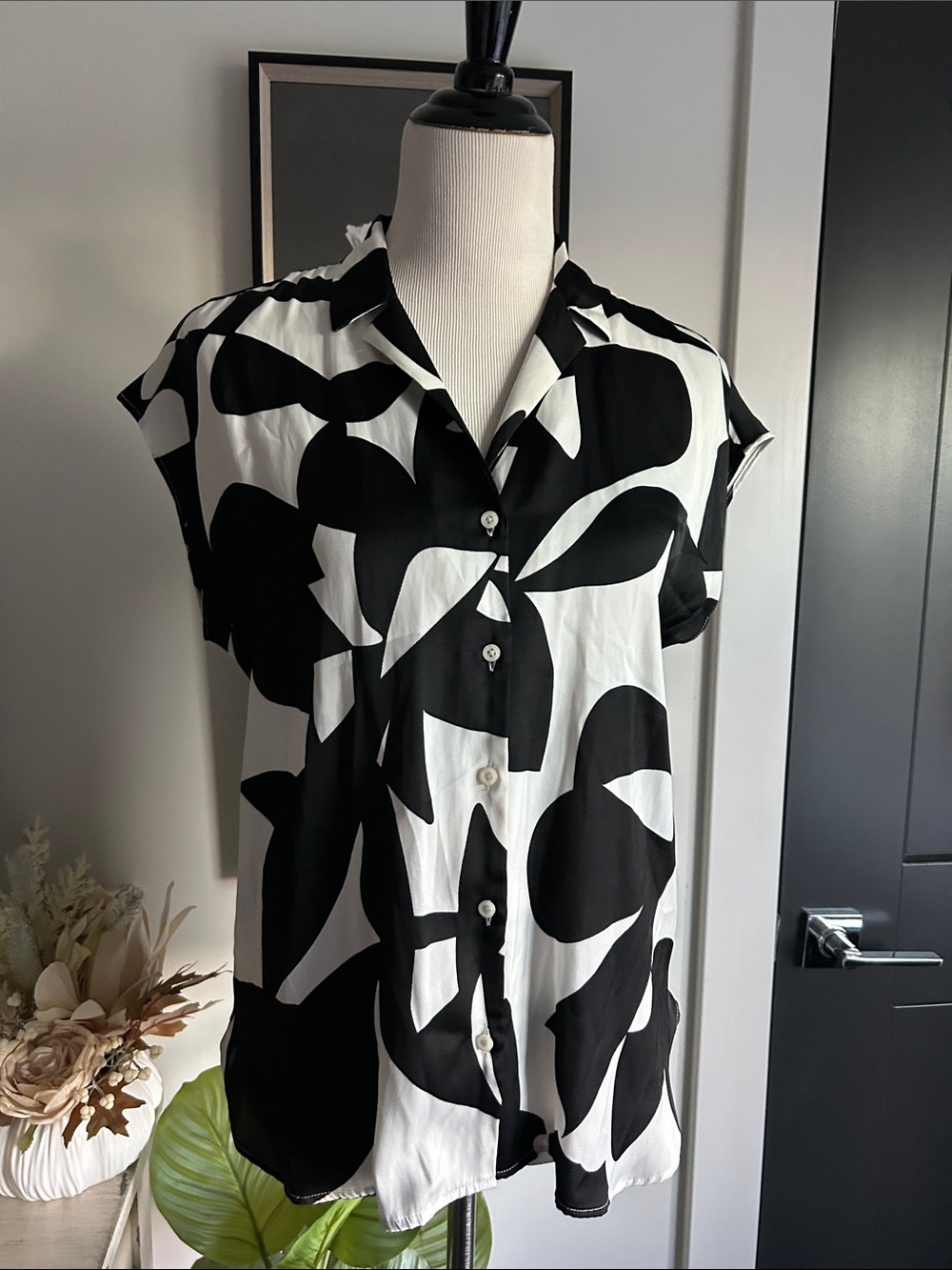 🌹 M satin short sleeve Black & White Abstract Button-Front blouse